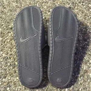 NIKE BENASSI SLIDES JUST DO IT
JDI SILVERS GRAYS METALS 631261-024-phslh000.jpg main image 2
